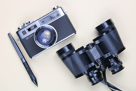 Electronică, aparat foto, stilou, binoclu, camera digitala, desen, artă, bani, monedă, marcă, simbol, siglă, oval, curea, plantă, alimente, zmeură, fruct, pagină, text, fotografii tematice, tehnologie, aparat de fotografiat - echipament fotografic, studio shot, în interior, natură moartă, fundal alb, nici o persoana, obiectiv - instrument optic, culoare neagră, echipament fotografic, a închide, vedere în unghi mare, echipament, elimina, un singur obiect, Sesiuni foto, Slr camera, camera video de acasă, 5K, CC0, domeniu public, fără drepturi de autor