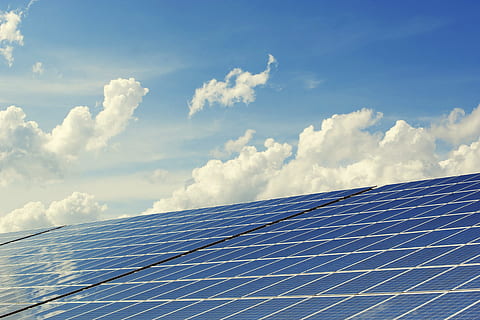 paneles solares, varios, nube, nubes, energía, solar, panel solar, energía solar, energía alternativa, conservación del medio ambiente, generación de combustible y energía, cielo, tecnología, energía renovable, nube - cielo, ambiente, estación de energía solar, luz del sol, día, Dom, naturaleza, industria, fuente de alimentación, electricidad, al aire libre, techo, economía, 4K, CC0, dominio público, libre de derechos