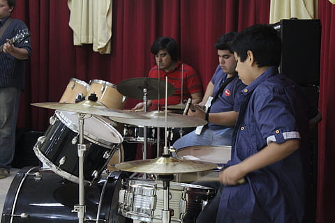 drumer, dalam ruangan, instrumen drum - perkusi, musik, ketrampilan, pinggang ke atas, alat musik, budaya seni dan hiburan, laki-laki, dewasa, kedudukan, tampilan samping, anak muda, pendudukan, tirai, peralatan musik, memegang, persiapan, orang-orang, sekelompok orang, seragam, tahap, 5K, CC0, domain publik, bebas royalti
