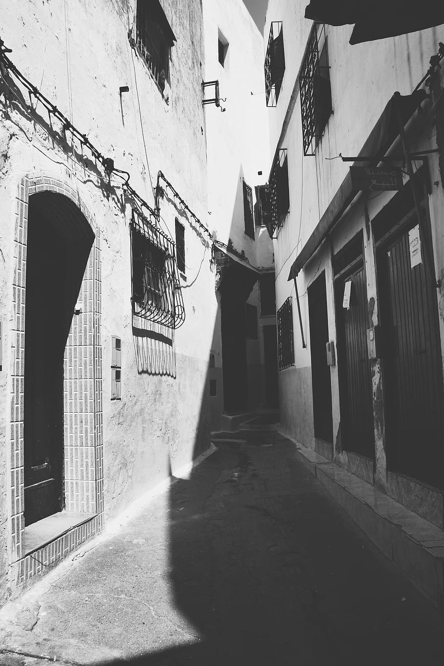 ouled khellouf, marroquí, arquitectura, estructura construïda, exterior de l'edifici, edifici, ciutat, el camí a seguir, direcció, llum solar, ombra, dia, barri residencial, cap gent, carrer, naturalesa, casa, buit, sendera, a l'aire lliure, carreró, entrada, 2K