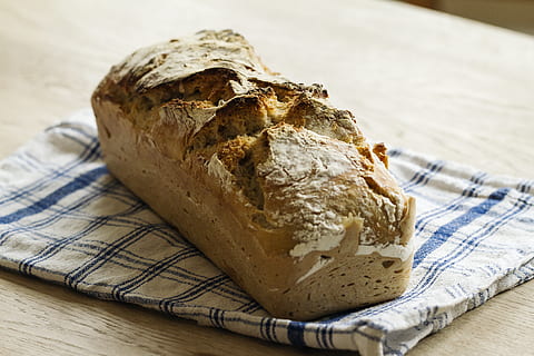 pan de molde, comida y bebida, comida, adentro, frescura, de cerca, material de madera, naturaleza muerta, centrarse en primer plano, mesa, un pan, nadie, bienestar, listo para comer, tabla de cortar, paño de cocina, horneado, alimentación saludable, enfoque selectivo, servilleta, vista de alto ángulo, pan moreno, comida francés, comida vegetariana, 4K, CC0, dominio público, libre de derechos