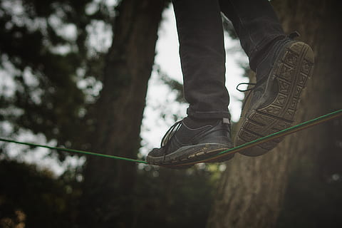 slackline, lage sectie, schoen, lichaamsdeel, menselijk lichaamsdeel, menselijk been, echte mensen, een persoon, dag, boom, Bos, focus op de voorgrond, natuur, buitenshuis, menselijke voet, mannen, levensstijlen, lidmaat, menselijke ledemaat, vrijetijdsbesteding, zool van de schoen, jeans, 4K, CC0, publiek domein, royaltyvrij