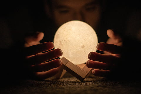 måne, dope, mørk, rugende, statue, by, skumring, mand, skummel, globus, lurer, portræt, skygger, fedt nok, bedrift, en person, menneskelig hånd, hånd, menneskelig kropsdel, indendørs, tæt på, herrer, selektiv fokusering, voksen, fokus på forgrunden, Kunst og håndværk, beskæftigelse, håndværk, teknologi, form, 5K, CC0, offentligt domæne, royaltyfrie