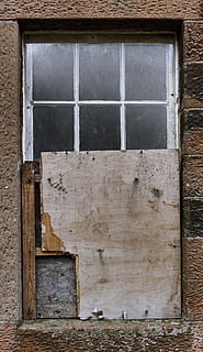 hvit vindusramme, vindu, dør, hjemmedekorasjon, vegg, murstein, gardin, vindu skygge, betong, hunn, pike, himmellys, bygning, arkitektur, tenåring, hull, rust, koøye, arkeologi, kvinne, lukker, bygget struktur, bygge eksteriør, ingen folk, gammel, veggbyggingsfunksjon, dag, tre - materiale, hus, lukket, utendørs, form, nærbilde, mønster, geometrisk form, glass - materiale, løp ned, vinduskarm, 2K, CC0, offentlig domene, opphavsrett gratis