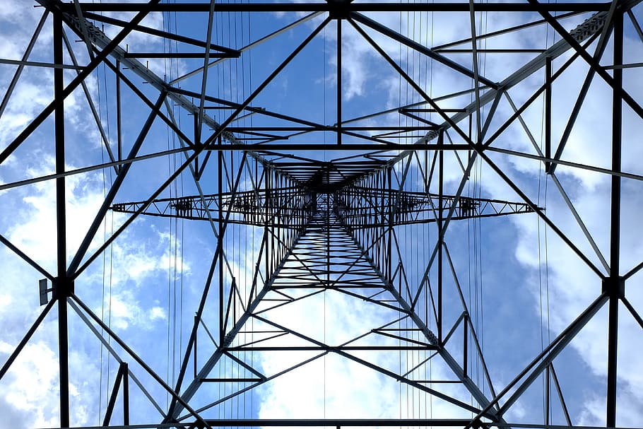 baix, fotografia d'angle, negre, torre de metall satèl·lit, durant el dia, arquitectura, blau, núvols, corrent, electricitat, energia, quadrícula, alt, alt voltatge, línia, tir en angle baix, perspectiva, línia elèctrica, línies elèctriques, Font d'alimentació, potent, piló, estació, acer, subministrament, tecnologia, transmissió, línies superiors, pal d’utilitat, voltatge, cable, cables, cel, piló d’electricitat, estructura construïda, connexió, generació de combustible i energia, cap gent, naturalesa, patró, núvol - cel, metall, directament a sota, simetria, viga, a l'aire lliure, silueta, aliatge, complexitat, comunicacions globals, xarxa elèctrica, a dalt, concèntric, 4K
