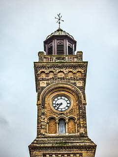 torre, rellotge, arquitectura, edifici, bournemouth, Anglaterra, UK, religió, creença, estructura construïda, exterior de l'edifici, lloc de culte, espiritualitat, cel, vista d’angle baix, naturalesa, dia, creu, temps, cap gent, fletxa, ornamentat, 5K, CC0, domini públic, lliure de regalies