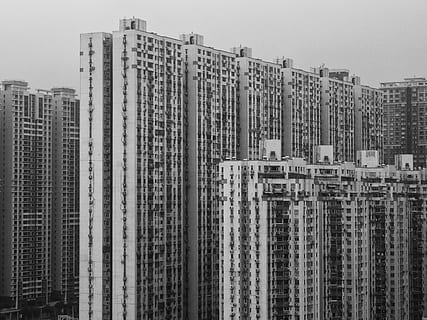 grijs gebouw, stad, gebouw, wolkenkrabber, architectuur, stedelijk, hoge stijging, appartementencomplex, zwart en wit, gebouwen, grijs, appartement, toren, gebouwencomplex, stad-, bw, abstract, wit, zwart, appartementsgebouwen, ingebouwde structuur, buitenkant van het gebouw, hemel, groot hoog, geen mensen, dag, natuur, woonwijk, stadsgezicht, kantoorgebouw buitenkant, buitenshuis, modern, ontwikkeling, landschap, bouwindustrie, 4K, CC0, publiek domein, royaltyvrij