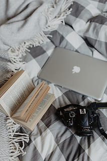 caméra, macbook, livre, attendre, lit, pièce, ordinateur, photographe, literie, étude, chambre, Nikon, vue grand angle, à l'intérieur, publication, meubles, personne, nature morte, textile, table, papier, variation, éducation, fermer, grand groupe d'objets, intérieur de la maison, choix, la communication, couleur blanche, accessoire personnel, 4K, CC0, domaine public, libre de droits