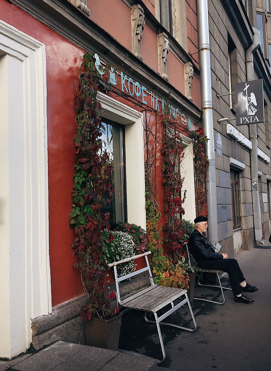 home, assegut, banc, arquitectura, edifici, exterior de l'edifici, ciutat, cafeteria, la llum del dia, exterior, a l'aire lliure, persona, plantes, relaxant, senyalització, seure, carrer, urbà, paret, finestres, fusta, estructura construïda, seient, cadira, finestra, planta, dia, casa, cap gent, entrada, porta, barri residencial, naturalesa, planta en test, taula, absència, creixement, 2K