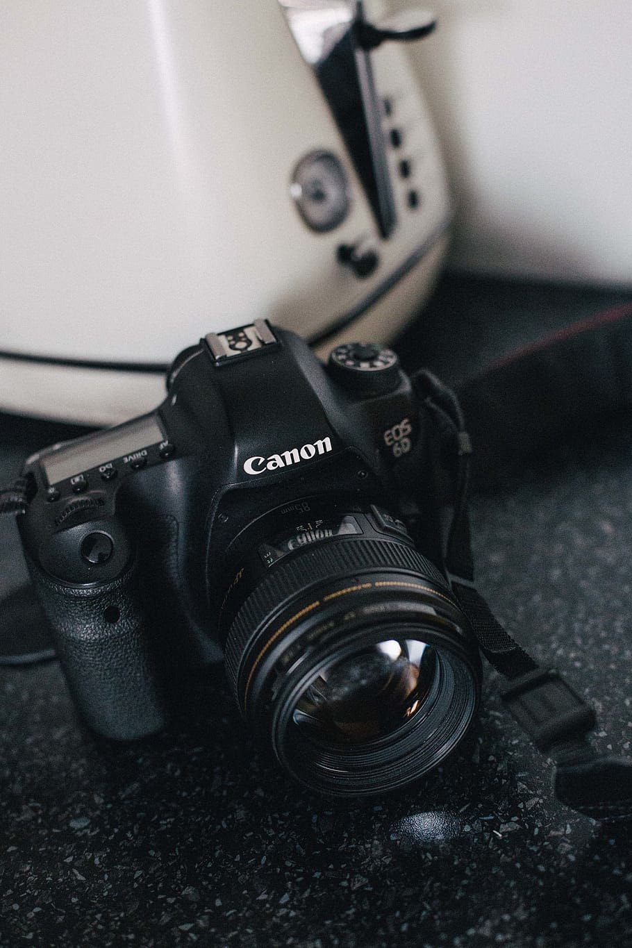 siyah, canon eos 6, 6d, kamera, elektronik, dijital kamera, kayış, kamera merceği, video kamera, lens kapağı, tekerlek, konuştu, makine, alaşım jant, parmak, adaptör, spiral, bobin, tuş takımı, donanım, fermuar, pc, dizüstü, fotoğrafçılık temaları, kamera - fotoğrafik donanımlar, teknoloji, fotoğrafik donanım, lens - optik alet, kapatmak, içeriye, insansız, natürmort, siyah renk, yüksek açılı görünüş, ön plana odaklanmak, iletişim, modern, retro tarz, lens - göz, slr kamera, Metin, 5K
