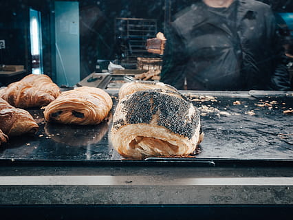 bread, black, toppings, food and drink, food, freshness, baked, ready-to-eat, no people, transparent, close-up, store, croissant, glass - material, indoors, still life, bakery, focus on foreground, day, french food, for sale, baked pastry item, bun, preparing food, snack, tray, temptation, street food, 4K, CC0, public domain, royalty free