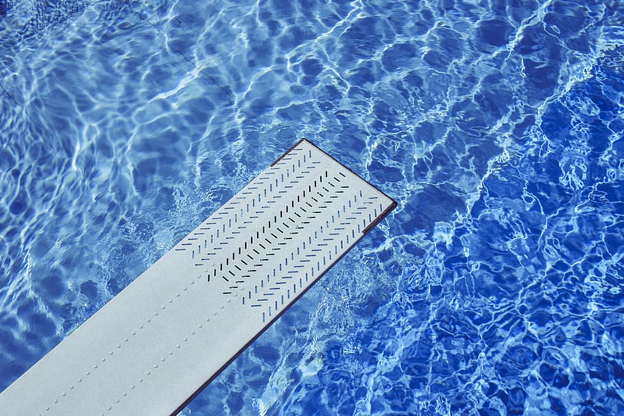 trampolino grigio, piscina, acqua, blu, vista dall'alto, nessuno, comunicazione, giorno, natura, testo, increspato, avvicinamento, bordo piscina, luce del sole, lungomare, sceneggiatura occidentale, modello, cartello, all'aperto, Messaggio, 2K