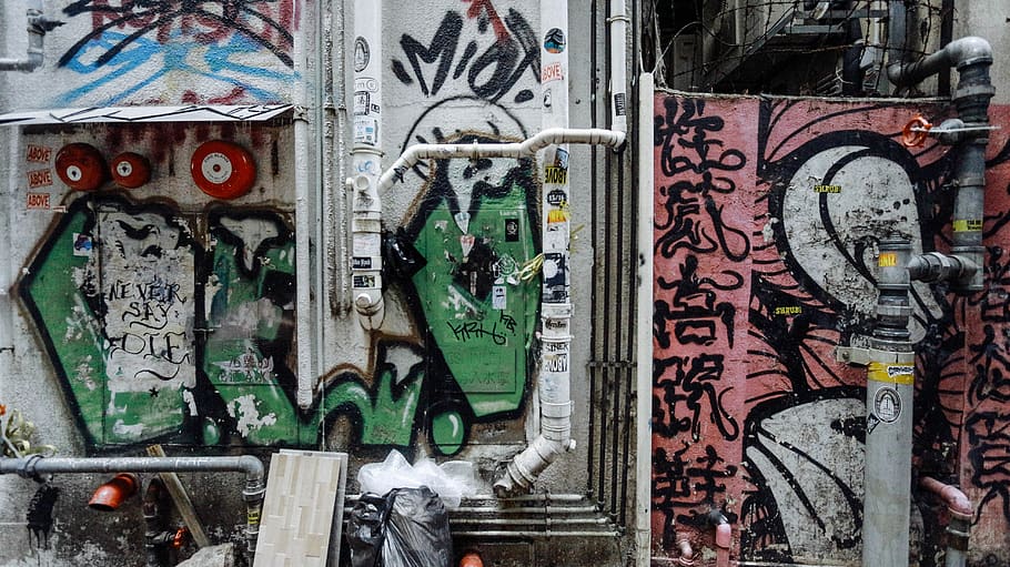 opera di graffiti, graffiti, murale, arte, pittura, parete, grigio, disegno, container, scarabocchio, mezzi di trasporto, veicolo, furgone in movimento, furgone, astronauta, pedone, schizzo, abbigliamento, pantaloncini, capi di abbigliamento, vagone merci, arte e artigianato, architettura, struttura costruita, nessuno, creatività, metallo, testo, esterno dell'edificio, giorno, comunicazione, rappresentazione, caratteristica della parete, arte di strada, all'aperto, rappresentazione umana, disordinato, vecchio, città, 5K