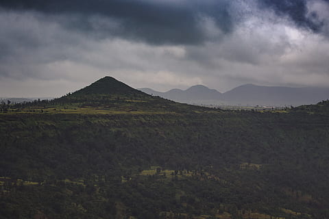 arbres de fulles verdes, naturalesa, a l'aire lliure, turó, camp, Índia, saputara, muntanya, bosc, núvols, cloudscape, paisatge de muntanya, núvols foscos, paisatge, a punt de ploure, tress, temps, pastures, núvol, cel, escenics - natura, medi ambient, bellesa a la natura, núvol - cel, escena tranquil·la, tranquil·litat, escena no urbana, terra, cap gent, idíl·lic, Serra, dia, planta, remot, cim de muntanya, 4K, CC0, domini públic, lliure de regalies