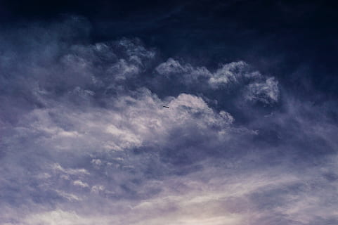 Wolken, Wolke, Flugzeug, Ebene, Himmel, wolke - himmel, Wolkengebilde, Dramatischer Himmel, Atmosphäre, Schönheit in der Natur, bedeckt, Wind, Natur, Blau, Szenen - Natur, Hintergründe, launischer Himmel, Umgebung, keine Leute, flauschige, Sonnenlicht, Kurve, Meteorologie, draußen, Klima, dunkel, Freiheit, wispy, hell, 5K, CC0, gemeinfrei, lizenzfrei
