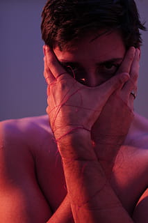 persoană, acoperire, față, utilizând, mâini, o persoana, în interior, emoţie, tânăr adult, portret, studio shot, Barbat tanar, mână, a închide, vedere din față, roșu, adult, stiluri de viață, parte a corpului, partea corpului uman, in cautarea, tristeţe, depresie - tristețe, umane, contemplare, fața confuză, 2K, CC0, domeniu public, fără drepturi de autor