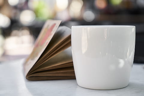 kaffe, notisbok, bord, varmt, koffein, arbeidet, kontor, kopp, studere, blog, å skrive, espresso, papir, artikkel, morgen, kreativ, drikke, forfatter, karriere, journalist, dokument, er tom, Merk, gå i stykker, kurs, fokusere på forgrunnen, nærbilde, ingen folk, bok, utgivelse, krus, stilleben, mat og Drikke, kaffe kopp, kaffe - drikke, forfriskning, hvit farge, innendørs, dag, virksomhet, servise, blank, 5K, CC0, offentlig domene, opphavsrett gratis