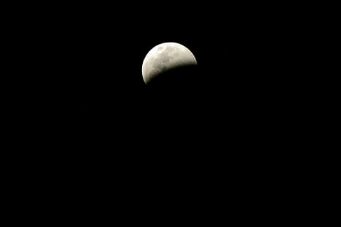 lune grise, lune, nuit, astronomie, éclipse, espace, univers, Cosmos, en plein air, éclipse lunaire, croissant, lunaire, ciel, foncé, noir, astrophotographie, personne, espace de copie, faible angle de vue, lune planétaire, la nature, demi Lune, beauté dans la nature, paysages - nature, tranquillité, scène tranquille, phenomene naturel, surface de la lune, idyllique, astrologie, fond noir, espace et astronomie, 5K, CC0, domaine public, libre de droits