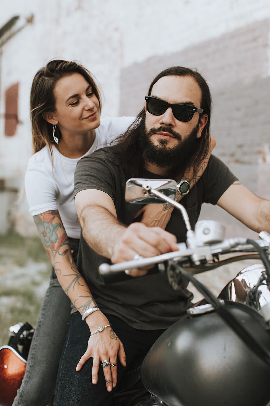 afecte, alternativa, americà, barba, barbut, bicicleta, ciclistes, negre, bobber, nuvi, trencar, paret de maó, esgarrifós, connexió, guai, parella, data, cites, nerviós, dom, núvia, felicitat, persones reals, dues persones, estils de vida, moda, adult jove, home jove, homes, unió, ulleres de sol, activitat d'oci, gots, tres quarts de longitud, gent, adult, vista frontal, mascles, roba casual, dones, emoció positiva, parella - relació, 5K