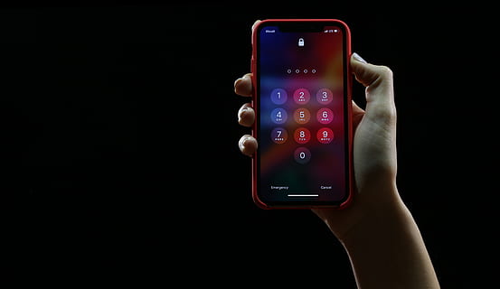 įjungtas iPhone, telefonas, Mobilusis telefonas, elektronika, žmogus, asmuo, ranka, „iPhone“, laikykite, klaviatūra, tamsus, apsauga, internetas, komunikacijos, prietaisą, įranga, pavara, technologijos, tech, žmogaus ranka, belaidžio ryšio technologija, ūkyje, žmogaus kūno dalis, vienas asmuo, juodas fonas, ryšį, išmanusis telefonas, ekranas, nešiojamas informacijos įrenginys, Iš arti, kopijavimo vietos, patalpose, suaugusiųjų, telefonu, pirštu, mygtukas, 5K, CC0, Viešasis domenas, nemokamai