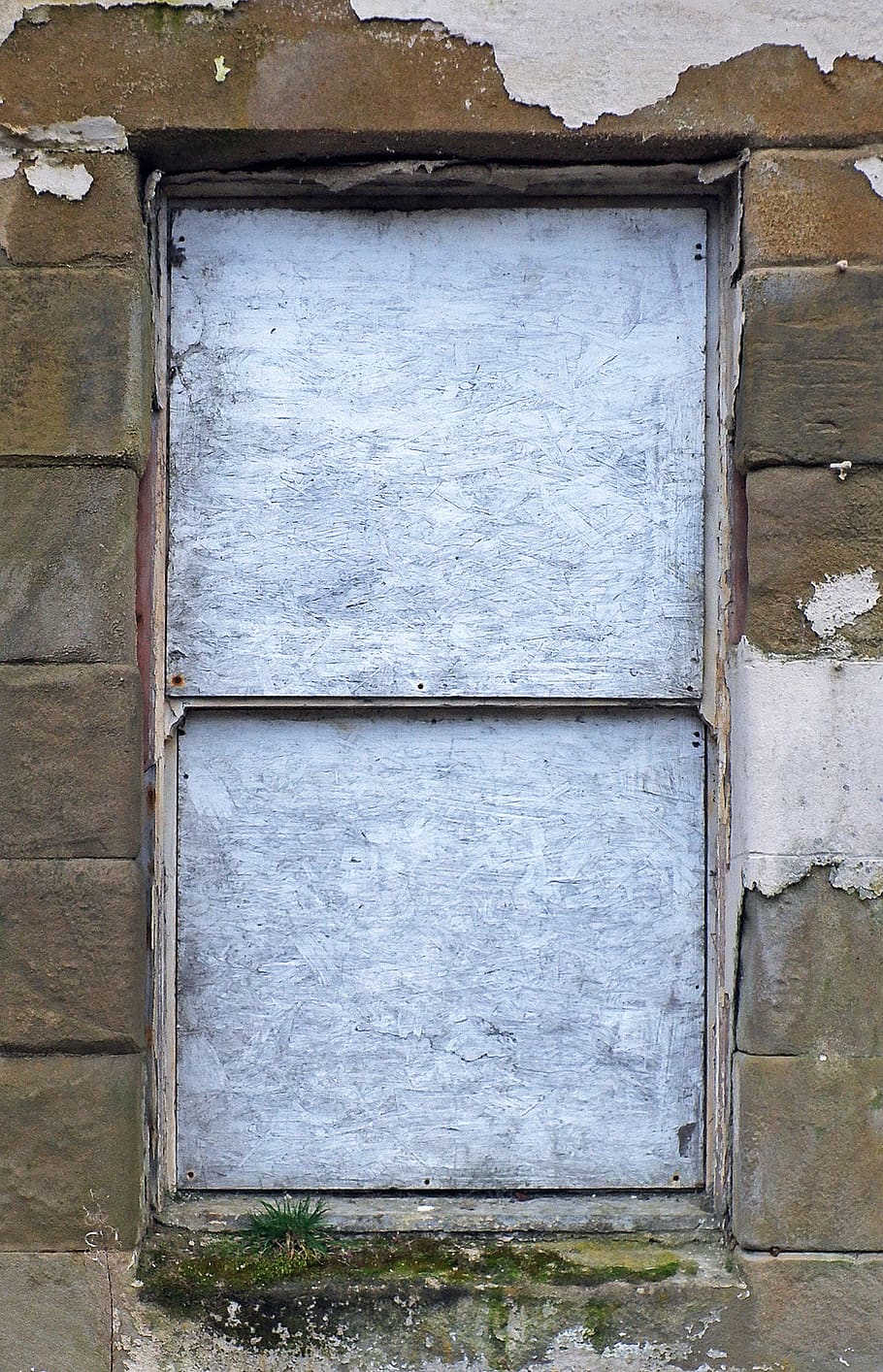 tancat, gris, finestra, marró, paret, decoració de la llar, porta, Camí, passarel·la, cortina, ombra de la finestra, obturador, maó, pissarra, concret, paviment, vorera, forat, llosa, llambordes, tors, vianants, òxid, estructura construïda, arquitectura, vell, cap gent, exterior de l'edifici, resistent, funció de construcció de parets, dia, edifici, material de fusta, a l'aire lliure, entrada, seguretat, primer pla, abandonat, deteriorament, arruïnat, 2K
