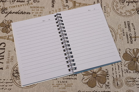 taccuino, diario, gli appunti, apri il quaderno, pagina vuota, pagina, carta, direttamente sopra, in casa, vuoto, comunicazione, copia spazio, bloc notes, nessuno, natura morta, avvicinamento, vista dall'alto, testo, quaderno a spirale, girato in studio, libro, pubblicazione, forniture per ufficio, tavolo, documento, pulito, Messaggio, 5K, CC0, dominio pubblico, privo di copyright