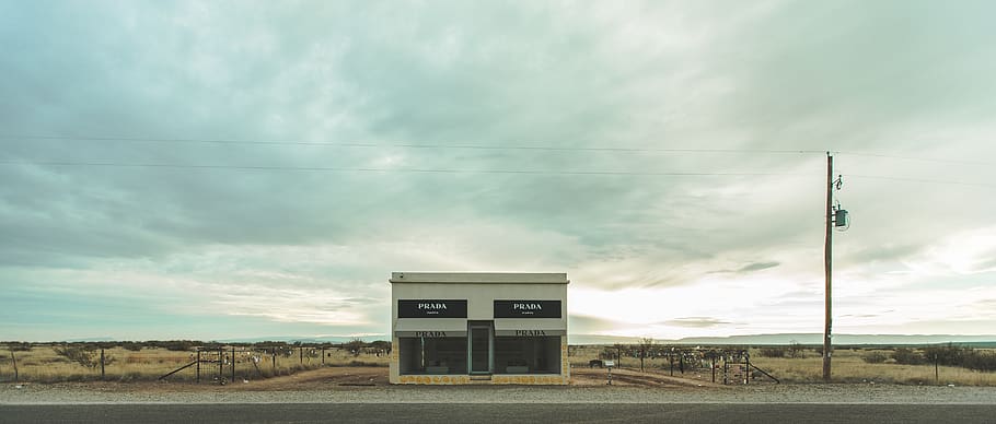 negozio del deserto di prada, cielo, nuvola - cielo, nessuno, natura, elettricità, cavo, giorno, tecnologia, terra, all'aperto, paesaggio, strada, struttura costruita, campo, connessione, architettura, ambiente, combustibile e produzione di energia, nuvoloso, Alimentazione elettrica, 5K