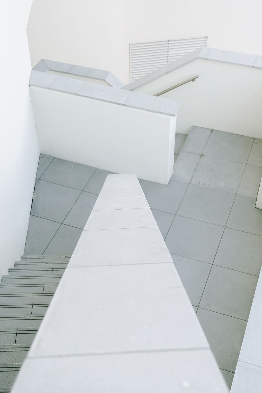 escala de rajoles blanques, barana, sòls, pis, ciutat tainan, museu d’art de tainan, Taiwan, Caixa, escala, blanc, escales, geomètric, mínim, espai, edifici, estructura, arquitectura, rajola, taula, mobles, cap gent, Color blanc, a l'interior, modern, estructura construïda, dia, passos i escales, absència, vista d’angle alt, funció de construcció de parets, direcció, seient, patró, sòl de rajoles, 5K