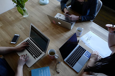 zwei, Person, mit, MacBook, Profi, Kaffee, dokumentieren, Brille, Hände, drinnen, Laptops, Büro, Stift, Menschen, Smartphone, Technologie, Telefon, Tippen, Frau, Holztisch, Arbeiten, Arbeitsplatz, Laptop, kabellose Technologie, Kommunikation, Computer, mit laptop, Verbindung, Tabelle, Geschäft, High Angle View, Männer, Erwachsene, Mobiltelefon, Sitzung, Tasse, Besetzung, Internet, neues Geschäft, 5K, CC0, gemeinfrei, lizenzfrei