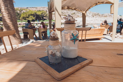 Muscheln, Sand, Dekoration, Tabelle, Küste, Urlaub, Souvenirs Geschenk, Muschel, Gastfreundschaft, Fokus auf den Vordergrund, Holz - Material, Tag, zufällige Menschen, Natur, Container, Sonnenlicht, Wasser, drinnen, Glas - Material, Essen und Trinken, Krug, transparent, Getränk, Nahansicht, Restaurant, 5K, CC0, gemeinfrei, lizenzfrei