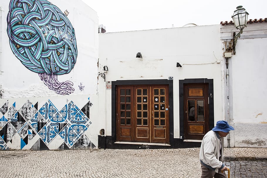 graffiti di muro blu, umano, persona, persone, fascia per capelli, cappello, capi di abbigliamento, turbante, Lagos, Portogallo, graffiti, arte, scarabocchio, disegno, mosaico, piastrella, cappello da sole, scrittore, scena di strada, vecchio uomo, generazioni, esterno dell'edificio, architettura, struttura costruita, costruzione, finestra, giorno, persone reali, una persona, uomini, retrovisore, stili di vita, lunghezza intera, in piedi, natura, all'aperto, Entrata, donne, attività di svago, vestiti caldi, 5K