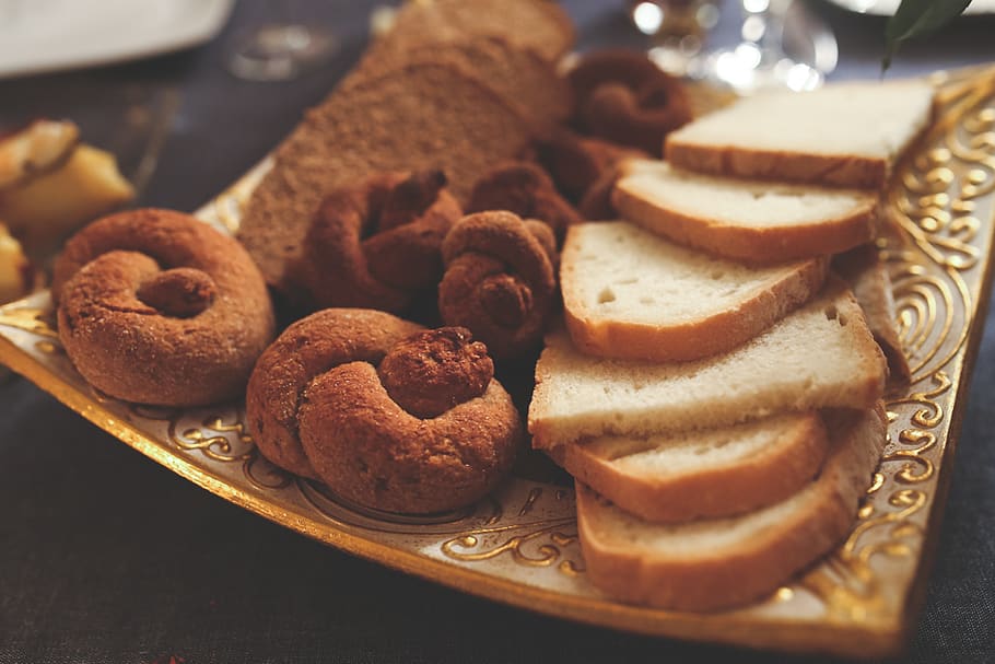 bagels i pa, bagels, fleca, cocció, pa, pastís, xocolata, cafè, cookie, producte diari, deliciós, menjar, fruita, créixer, casolà, pastisseria, natura morta, sucre, fusta, menjar i beguda, frescor, llest per menjar, al forn, menjar dolç, placa, a l'interior, indulgència, temptació, primer pla, cap gent, dolç, postres, taula, enfocament selectiu, menjar poc saludable, vista d’angle alt, berenar, esmorzar, safata,