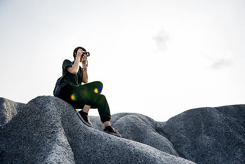 kvinde, sidder, rock formation, rygsæk, kamera, afslappet, hobby, natur, person, fotograf, placere, klipper, rejse, livsstil, klippe, rock-objekt, Kvinder, voksen, ung voksen, solid, fritidsaktivitet, unge kvinder, himmel, rigtige mennesker, to personer, mennesker, aktivitet, afslappet tøj, fuld længde, dag, udendørs, 5K, CC0, offentligt domæne, royaltyfrie