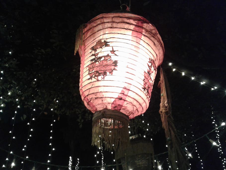 llum, nit, llanterna, festa, celebració, il·luminat, equips d’il·luminació, vista d’angle baix, penjant, decoració, cap gent, llanterna xinesa, centrar-se en primer pla, a l'aire lliure, vermell, color rosa, brillant, naturalesa, llum elèctrica, llanterna de paper, 2K