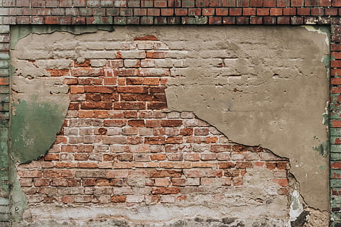 muro di mattoni marrone, mattone, parete, Polonia, polska, Dzierżoniów, abbigliamento, capi di abbigliamento, viso, muschio, femmina, sentiero, passerella, completo da uomo, cappotto, muro di pietra, attività ricreative, intemperie, vecchio, danneggiato, architettura, struttura costruita, muro di mattoni, caratteristica della parete, esterno dell'edificio, nessuno, giorno, all'aperto, modello, fotogramma intero, storia, costruzione, strutturato, sfondi, deterioramento, 5K, CC0, dominio pubblico, privo di copyright