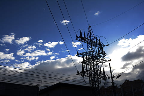 lys, Sky, himmel, sollys, linje, tårn, mast, blå, elektricitet, energi, transmission tower, udendørs struktur, elforsyning, overhead kraftledning, kabel, lav vinkel visning, sky - himmel, strømkabel, Strømforsyning, el-pylon, brændstof og elproduktion, forbindelse, teknologi, arkitektur, natur, bygget struktur, bygning udvendig, ingen mennesker, udendørs, dag, silhuet, kompleksitet, elektrisk udstyr, global kommunikation, telefonlinje, 5K, CC0, offentligt domæne, royaltyfrie