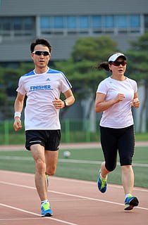 berlari, atletik, olahraga, jalur, jogging, tempat bermain, latihan, pemanasan, maraton, kesehatan, sneaker, pelari, praktek, pendidikan jasmani hidup, aktif, renda, seoul, pria muda, orang sungguhan, penuh, anak muda, gaya hidup, tampak depan, kacamata hitam, hari, kacamata, fokus pada latar depan, laki-laki, mode, pakaian, alam, orang-orang, atlet, dua orang, di luar rumah, 5K, CC0, domain publik, bebas royalti