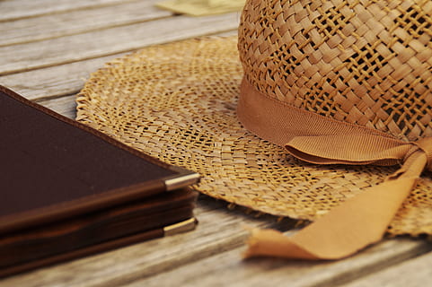bar, tavolo, cappello, menu, avvicinamento, natura morta, capi di abbigliamento, nessuno, Marrone, tessile, cappello di paglia, legno - materiale, in casa, modello, cappello da sole, libro, pubblicazione, di vimini, vista dall'alto, accessorio personale, strutturato, concentrarsi sulle conoscenze acquisite, stuoia, iuta, 5K, CC0, dominio pubblico, privo di copyright