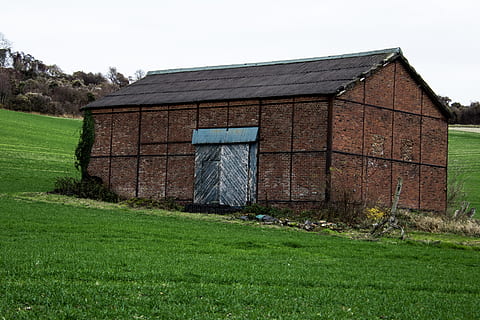 casa, maons, vermell, òxid, plujós, camp, verd, arquitectura, estructura construïda, herba, exterior de l'edifici, planta, color verd, edifici, terra, naturalesa, graner, cel, edifici agrícola, granja, dia, paisatge, escena rural, cap gent, medi ambient, a l'aire lliure, 5K, CC0, domini públic, lliure de regalies