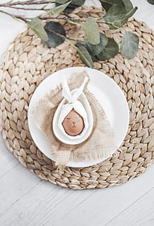 ou de Pasqua, placa, brillant, primer pla, colors, decoracions de pasqua, ou, fulles, plat, taula, menjar i beguda, menjar, cistella, vímet, natura morta, frescor, benestar, a l'interior, alimentació saludable, part de la planta, full, directament a sobre, vista d’angle alt, contenidor, part del cos humà, naturalesa, estil de vida saludable, representació, mat de lloc, braços aixecats, 4K, CC0, domini públic, lliure de regalies