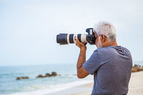 mand, tager, Foto, hav, strand, kamera, kameralinsen, dagslys, landskab, linse, observation, ocean, udendørs, person, fotograf, kysten, kyst, sommer, tager foto, rejse, ferie, vand, en person, teknologi, jord, kamera - fotografisk udstyr, fritidsaktivitet, herrer, hanner, fotografering temaer, stående, voksen, bedrift, fotografere, aktivitet, leder, kikkert, modne mænd, horisont over vand, digitalt kamera, 5K, CC0, offentligt domæne, royaltyfrie