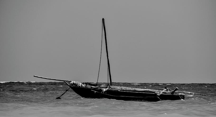 Kenya, diani beach, vaixell nàutic, transport, manera de transport, aigua, mar, amarrat, naturalesa, dia, cel, davant del mar, bellesa a la natura, tranquil·litat, cap gent, platja, escenics - natura, veler, viatjar, escena no urbana, escena tranquil·la, a l'aire lliure, ancorat, vaixell de pesca, 5K