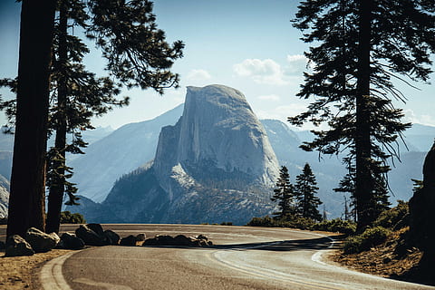 fotografia de paisatge, blanc, gris, muntanya, carretera, bosc, arbre, llum solar, brillar, rock, mitja cúpula, californium, paisatge, aventura, a l'aire lliure, parc, yosemite, naturalesa, escenics, rock - object, cim de muntanya, Parc Nacional de Yosemite, viatjar, estiu, Serra, vall, lloc famós, cel, Alps europeus, EUA, turisme, bellesa a la natura, dolomites, cap gent, penya-segat, referent nacional, destinacions de viatge, blau, Parc Nacional, senderisme, 5K, CC0, domini públic, lliure de regalies