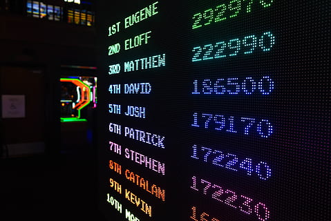 tableau de pointage numérique, La technologie, la communication, affaires, nombre, Les données, la finance, ordinateur, illuminé, personne, affaire d'entreprise, équipement informatique, moniteur d'ordinateur, chiffres financiers, support d'information, commerce, données boursières, taux de change, texte, néon, fermer, finance mondiale, interface utilisateur graphique, économie, 5K, CC0, domaine public, libre de droits