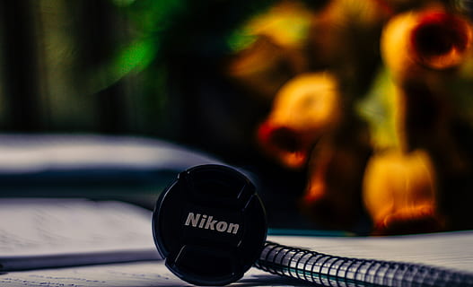 noir, objectif de la caméra nikon, couverture, casquette, protège-objectif, macro, Nikon, carnet, écriture occidentale, texte, la communication, se concentrer sur le premier plan, fermer, personne, La technologie, à l'intérieur, journée, transport, table, voiture, mode de transport, véhicule à moteur, nombre, véhicule terrestre, lettre capitale, signe, nature morte, 5K, CC0, domaine public, libre de droits