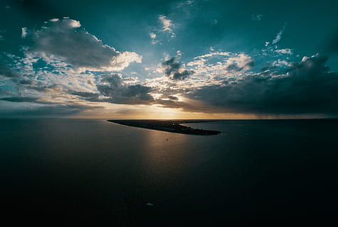tenang, laut, dramatis, awan, matahari terbenam, pantai, cloudscape, Fajar, tembakan drone, senja, malam, tembakan sudut tinggi, pulau, samudra, di luar rumah, refleksi, pelayaran, pemandangan laut, bayangan hitam, langit, gambar langit, matahari, perjalanan, air, perahu, kapal pesiar, awan - langit, scenics - alam, keindahan di alam, adegan yang tenang, cakrawala di atas air, ketenangan, horison, tidak ada orang, alam, idilis, kapal laut, angkutan, 8K, CC0, domain publik, bebas royalti