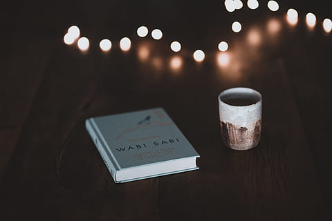 prenota accanto alla tazza, libro, tazza, tavolo, luce, lettura, imparare, studia, coppa, interior design, arredamento, saggezza, bokeh, luce fata, boccale, wabi sabi, comunicazione, legno - materiale, testo, cibo e bevande, nessuno, bere, sceneggiatura occidentale, in casa, tazza di caffè, rinfresco, caffè - bevanda, celebrazione, avvicinamento, messa a fuoco selettiva, natura morta, buio, caffè, nota - messaggio, Messaggio, 5K, CC0, dominio pubblico, privo di copyright