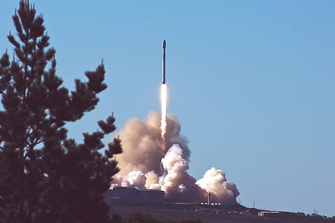 fusée, fumée, des arbres, des nuages, ciel, missile, vaisseau spatial, fumée - structure physique, exploration de l'espace, véhicule de voyage spatial, personne, décoller, la pollution, la nature, espace, science, éducation, journée, recherche, faible angle de vue, la pollution de l'air, en plein air, ciel clair, arbre, la vitesse, traînée de vapeur, en quittant, 5K, CC0, domaine public, libre de droits