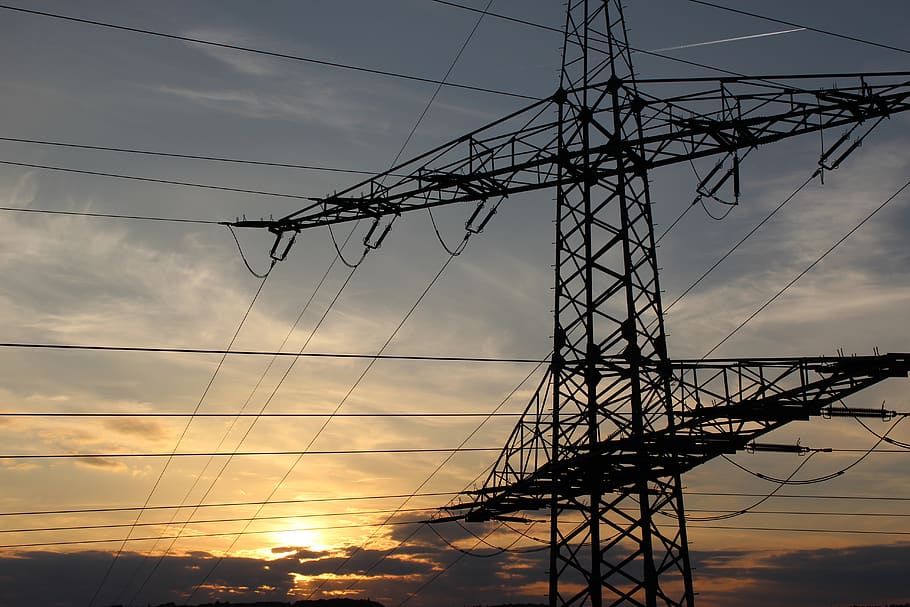 estand elèctric, núvols, corrent, perill, elèctric, electricitat, energia, enginyeria, medi ambient, alt, alt voltatge, tir en angle baix, línies elèctriques, cel, acer, posta de sol, tecnologia, torre, transmissió, voltatge, cables, Font d'alimentació, línia elèctrica, connexió, generació de combustible i energia, piló d’electricitat, cable, núvol - cel, vista d’angle baix, silueta, naturalesa, complexitat, cap gent, a l'aire lliure, arquitectura, metall, estructura construïda, equipament elèctric, component elèctric, 5K