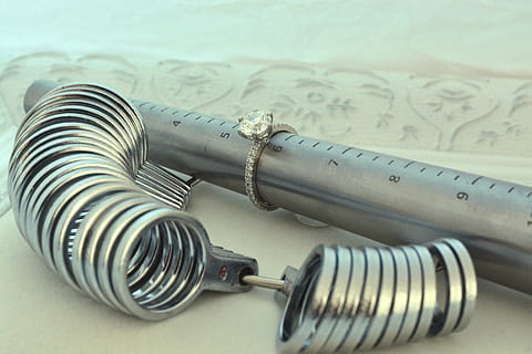 orafo, utensili, squillare, taglia, mandrino, strumento, gioielleria, gioielli, riparazione, avvicinamento, metallo, in casa, nessuno, natura morta, attrezzatura, precisione, tavolo, girato in studio, numero, cavo, modello, acciaio, spirale, industria, concentrarsi sulle conoscenze acquisite, connessione, arrotolato, finanza, gruppo di oggetti, lega, 4K, CC0, dominio pubblico, privo di copyright